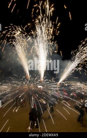 Esecuzione correfoc da parte dei diavoli anche chiamato Els Diables. Foto Stock