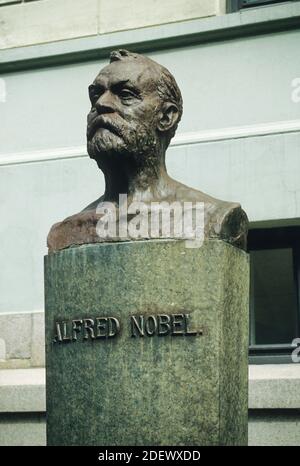 ALFRED NOBEL Bust al di fuori del Nobel Institute di Oslo, Norvegia Foto Stock