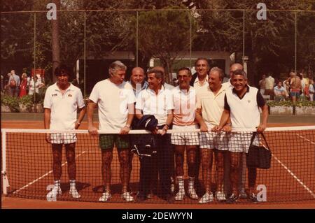 Il tennista italiano Nicola Pietrangeli con altri ex tennisti, anni ottanta Foto Stock