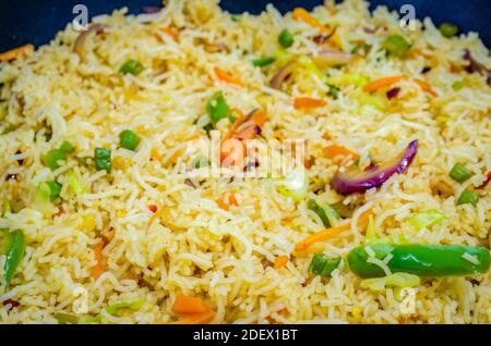 Primo piano di coloratissimi Noodles Idiyappam o noodles Indiani di riso in una padella Foto Stock