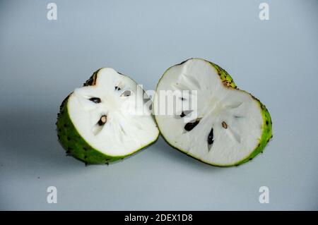 Frutta esotica di Soursop o mela di Prickly Custard (Annona muricata) su sfondo bianco Foto Stock