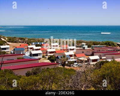 Le onde dell'Oceano Indiano si infrangono dietro il parco delle vacanze, Dongara, Australia Occidentale Foto Stock