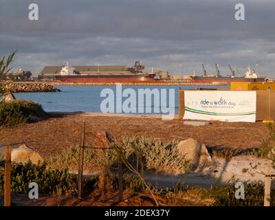 L'enorme porto di Geraldton fa da sfondo alla pista ciclabile più importante della città. Australia occidentale Foto Stock