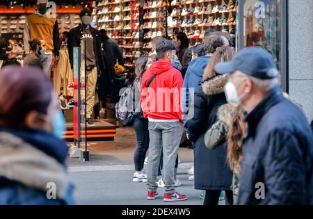 Duesseldorf, Nord Reno-Westfalia, Germania - aspettando di fronte ai negozi il Black Friday Weekend, Duesseldorf centro in tempi del Corona cris Foto Stock