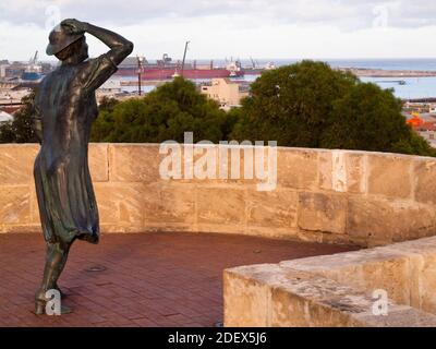 La scultura Waiting Woman che guarda al mare, memoriale HMAS Sydney II, Monte Scott, Geraldton, Australia Occidentale Foto Stock