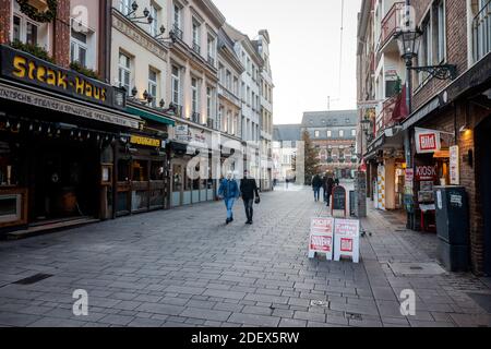 Duesseldorf, Nord Reno-Westfalia, Germania - vuota DŸsseldorf vecchia città con albero di Natale in tempi della crisi corona alla seconda parte blocco Foto Stock