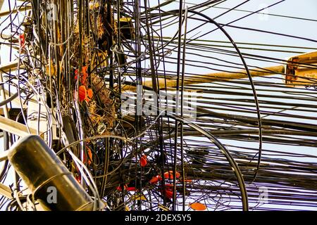 Un primo piano di fili elettrici e cavi ingombranti Sud-est asiatico Foto Stock
