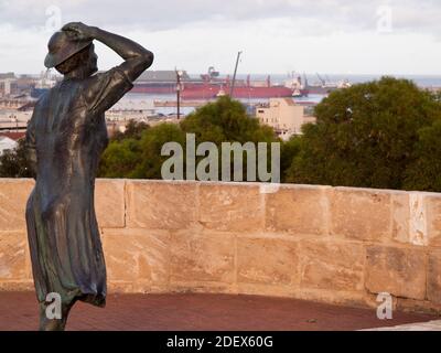 La scultura Waiting Woman che guarda al mare, memoriale HMAS Sydney II, Monte Scott, Geraldton, Australia Occidentale Foto Stock