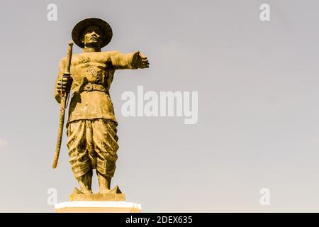 Un primo piano di una statua reale del Re Chao Anouvong nel parco cittadino di Vientiane, Laos con un cielo limpido dietro Foto Stock