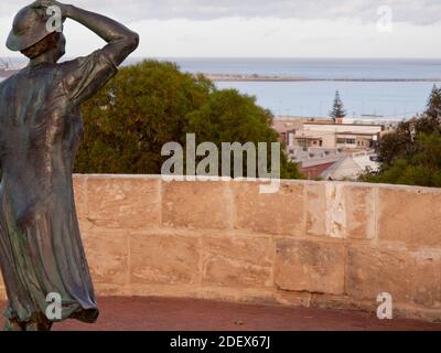 La scultura Waiting Woman che guarda al mare, memoriale HMAS Sydney II, Monte Scott, Geraldton, Australia Occidentale Foto Stock