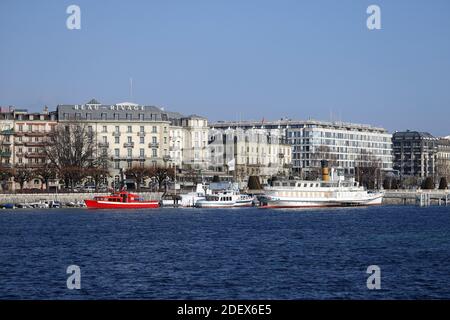 GINEVRA, SVIZZERA - 20 febbraio 2018: Viaggio in città a Ginevra durante l'inverno. La foto mostra le barche sul lago e gli edifici sullo sfondo. Foto Stock