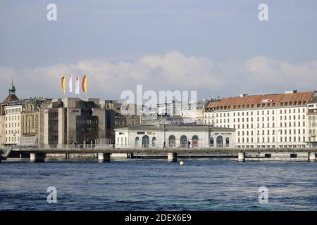 GINEVRA, SVIZZERA - 20 febbraio 2018: Viaggio in città a Ginevra durante l'inverno. La foto mostra gli edifici sul lago di Ginevra. Foto Stock