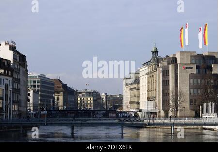 GINEVRA, SVIZZERA - 20 febbraio 2018: Viaggio in città a Ginevra durante l'inverno. La foto mostra gli edifici del lago di Ginevra in Svizzera. Foto Stock