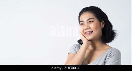 Dentista braces di teen asian donna che indossa denti e lenti a contatto, lei molto fiducioso e orgogliosamente presente e sorridere su bianco backgroun Foto Stock