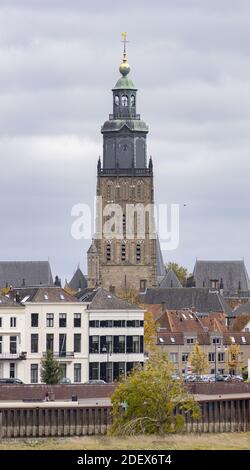ZUTPHEN, PAESI BASSI - 03 novembre 2020: Torre della chiesa di Walburgis che domina la città medievale olandese Zutphen Foto Stock
