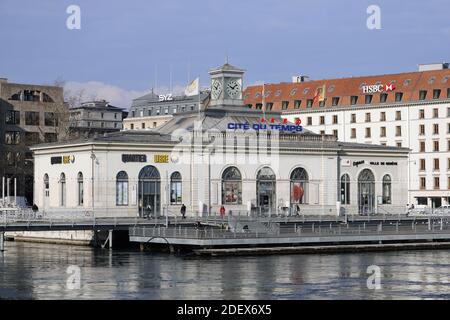 GINEVRA, SVIZZERA - 20 febbraio 2018: Viaggio in città a Ginevra durante l'inverno. La foto mostra un edificio sul lago di Ginevra, in Svizzera. Foto Stock