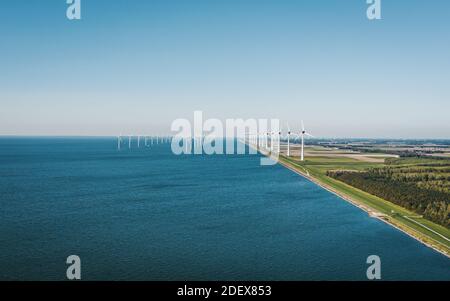 Eolico offshore e vicino alla riva Windpark Noordoostpolder vicino a Urk, Flevoland, Paesi Bassi. Vista aerea. Foto Stock