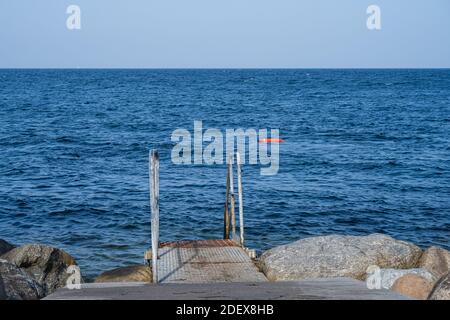 Una scalinata verso l'oceano è a disposizione dei subacquei. Foto dell'isola, Malmo, Svezia meridionale Foto Stock