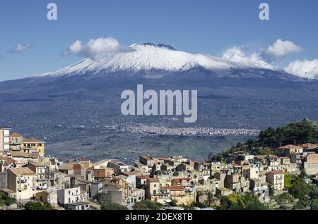 Vista panoramica sul versante sud-ovest del vulcano Etna sopra la cima Tetti di abitazioni ad alta densità nella città di Centuripe in Sicilia paesaggio naturale Foto Stock