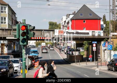 Essen, zona della Ruhr, Renania Settentrionale-Vestfalia, Germania - scena stradale alla stazione di Essen-Altenessen sulla Altenessener Strasse nel distretto di Altenessen, il d Foto Stock