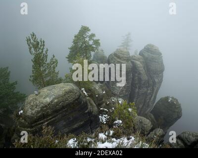 Geografia / viaggio, Germania, Sassonia, paesaggi, scenario autunnale vicino al Bastei nella pietra arenaria dell'Elba , diritti aggiuntivi-clearance-Info-non-disponibile Foto Stock