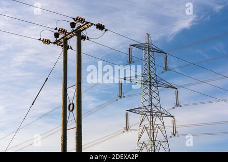 Esempi di due tralicci di elettricità. Traliccio in acciaio e pilone in legno. Hertfordshire. REGNO UNITO Foto Stock