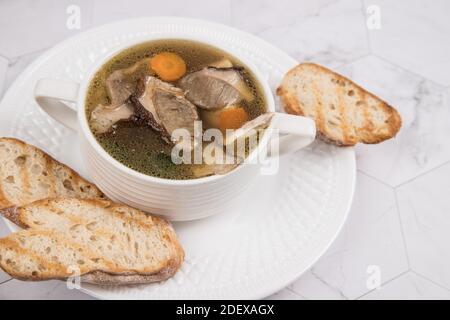 Primo piano di zuppa con funghi porcini secchi. Piatto di cucina russa Foto Stock