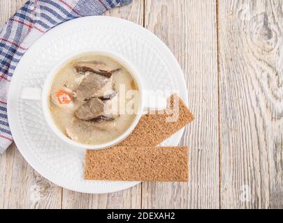 Zuppa di formaggio di pollo con funghi porcini. Piatto di cucina russa. Spazio di copia Foto Stock