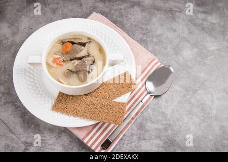 Zuppa di formaggio di pollo con funghi. Concetto di cibo casalingo. Foto Stock