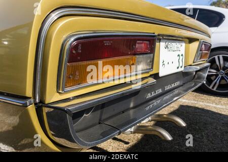 Primo piano dettaglio della parte posteriore di una coupé sportiva classica in oro Alfa Romeo Montreal, con targa, paraurti e gruppo luci Foto Stock