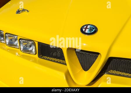 Griglia anteriore, fari e logo del marchio sul cofano di una vettura sportiva convertibile gialla Alfa Romeo RZ Foto Stock