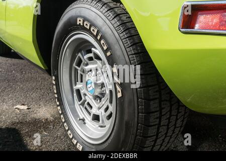 Primo piano del cerchio posteriore Campagnolo e BF Goodrich Pneumatico su un verde calce De Tomaso Pantera fuori dentro sole Foto Stock