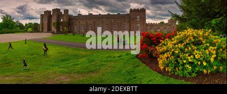 Palazzo Scone e giardino in una giornata di sole, Perthshire, Scozia Foto Stock