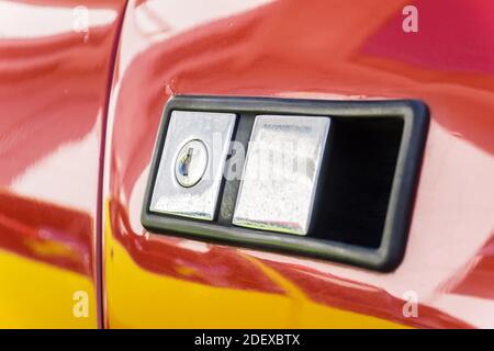 Primo piano dettaglio della maniglia della porta presa su un rosso 1970s De Tomaso Pantera GT5-S a Kyoto, Giappone. Foto Stock