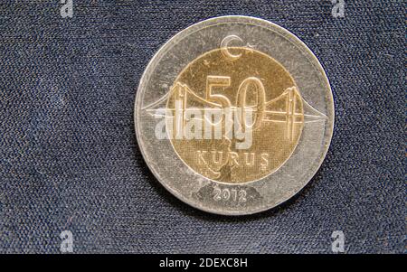 Un dettaglio macro closeup di 50 monete di Kurus Turchia. Retromarcia Foto Stock