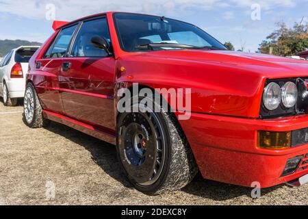 Vista frontale di una Lancia Delta HF integrale evoluzione rossa Mostra lo stile della carrozzeria e i cerchi in lega Speedline montecarlo con ventola del disco del freno montata Foto Stock