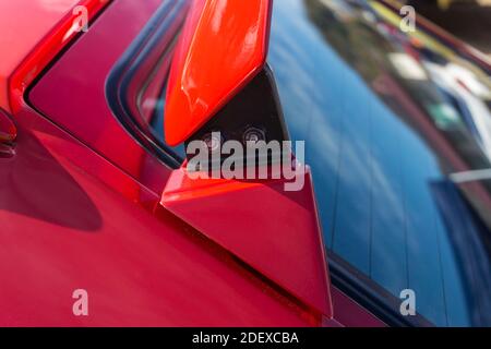 Primo piano per il montaggio dello spoiler posteriore Ala su una Lancia Delta HF integrale evoluzione rossa Foto Stock