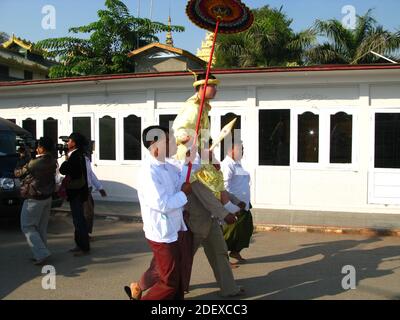 L'iniziazione in monaci, Myanmar Foto Stock