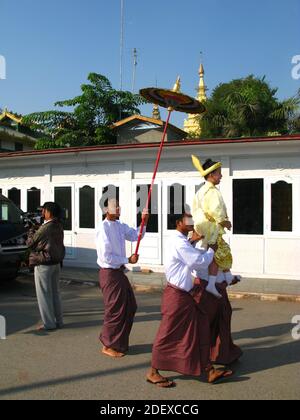 L'iniziazione in monaci, Myanmar Foto Stock