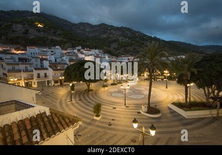 Piazza principale del villaggio bianco di Mijas Pueblo, di notte nel sud della Spagna, Andalusia. Foto Stock