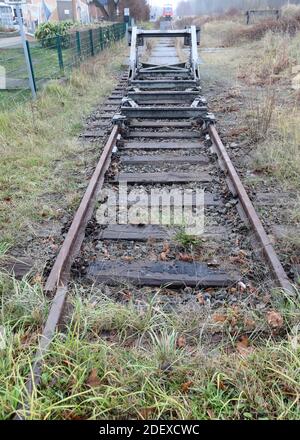 Barth, Germania. 02 dicembre 2020. I vecchi binari dell'ex ferrovia di Darß, di fronte all'edificio della stazione, sono in parte superati e alterati. Un ufficio di pianificazione per la ricostruzione della Darßbahn e un'agenzia di viaggi sono stati inaugurati nell'edificio della stazione nel 02.12.2020. Credit: Bernd Wüstneck/dpa-Zentralbild/dpa/Alamy Live News Foto Stock