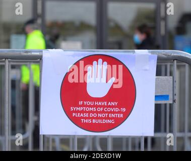 Johnstone, Renfrewshire, Scozia, Regno Unito. 2 dicembre 2020 Comunità asintomatica Test sito apre a Johnstone, RENFREWSHIRE Test per un massimo di 12,000 residenti senza sintomi disponibili presso il sito drop-in. Oggi a Johnstone, Renfrewshire, è stato inaugurato il primo sito di test della comunità scozzese per le persone senza sintomi da sottoporre a test per il coronavirus (COVID-19). Foto Stock