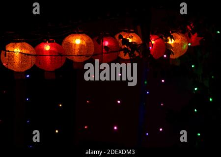 Lampade decorative a lanterna dipese Diwali, decorazioni tradizionali di notte Foto Stock