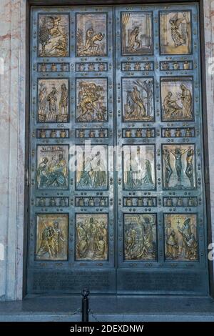 Porta Santa nella Basilica di San Pietro in Vaticano. Roma, Italia Foto Stock