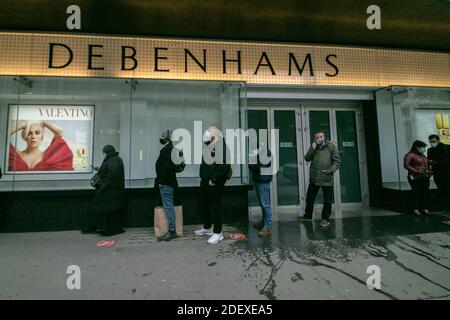 LONDRA Dicembre 2020. Lunghe code di acquirenti si formano al di fuori del grande magazzino Debenhams di Oxford Street il giorno in cui il secondo blocco termina dopo che il gigante dei grandi magazzini ha annunciato una vendita antincendio. Debenhams fondata 242 anni fa è entrata in liquidazione e chiude tutti i suoi negozi nel Regno Unito mettendo a rischio 12,000 posti di lavoro. Credit: amer Ghazzal/Alamy Live News Foto Stock