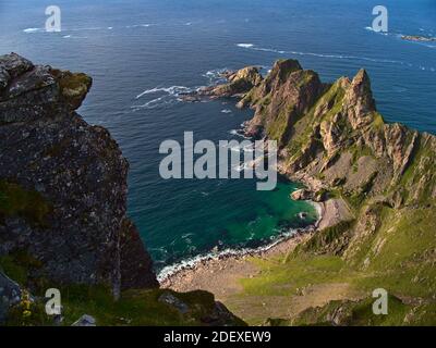 Vista aerea della costa ruvida del Mare di Norvegia, a nord dell'isola di Andøya, Vesterålen, Norvegia, con una bellissima spiaggia di roccia color turchese. Foto Stock