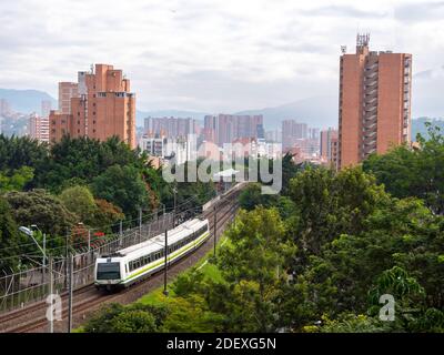 MEDELLIN, COLOMBIA - 21 novembre 2020: Medellin, Antioquia / Colombia - 20 2020 novembre: Vista della metropolitana e della città circondata delle montagne in un Foto Stock