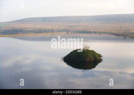 Riflesso cielo in acqua calma serbatoio, brughiere in fondo soleggiato. La parete del serbatoio corre lungo il lato sinistro, preso a redmires vicino a sheffield Foto Stock