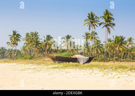 India, Goa, pesca in barca sulla spiaggia di Utorda Foto Stock