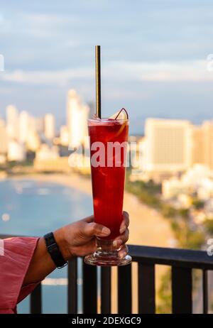 Un cocktail Singapore Sling in Thailandia, Asia Foto Stock